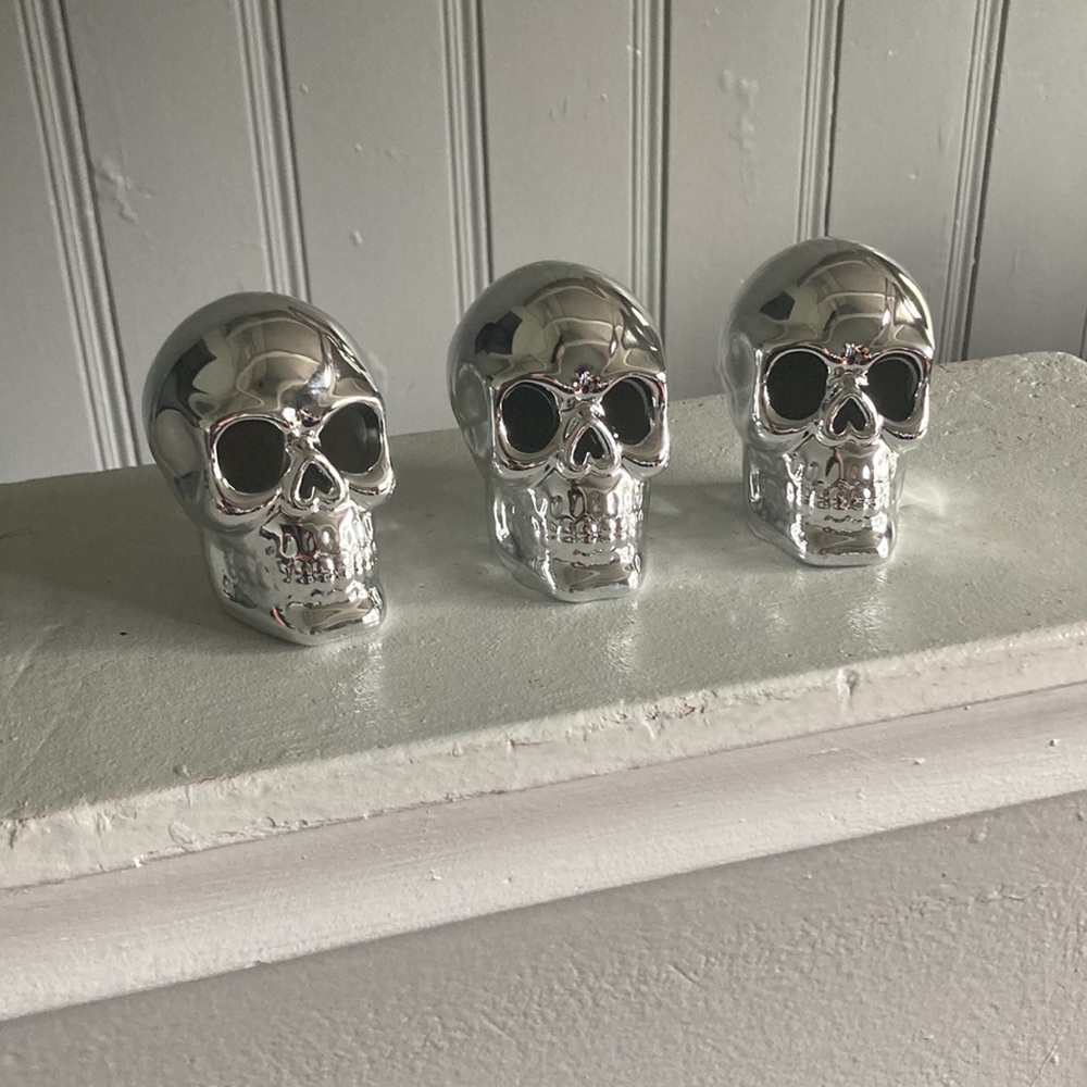 NWT Set of 3 Ceramic- Silver Pearl Finish Halloween Skull 💀 Decorations
